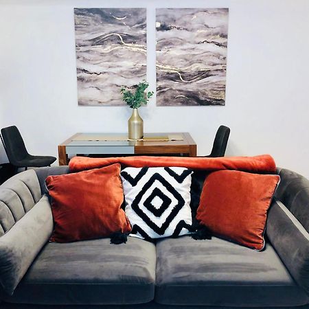 Superbly Located 2 Bedroom Luxury Apartment Бат Экстерьер фото