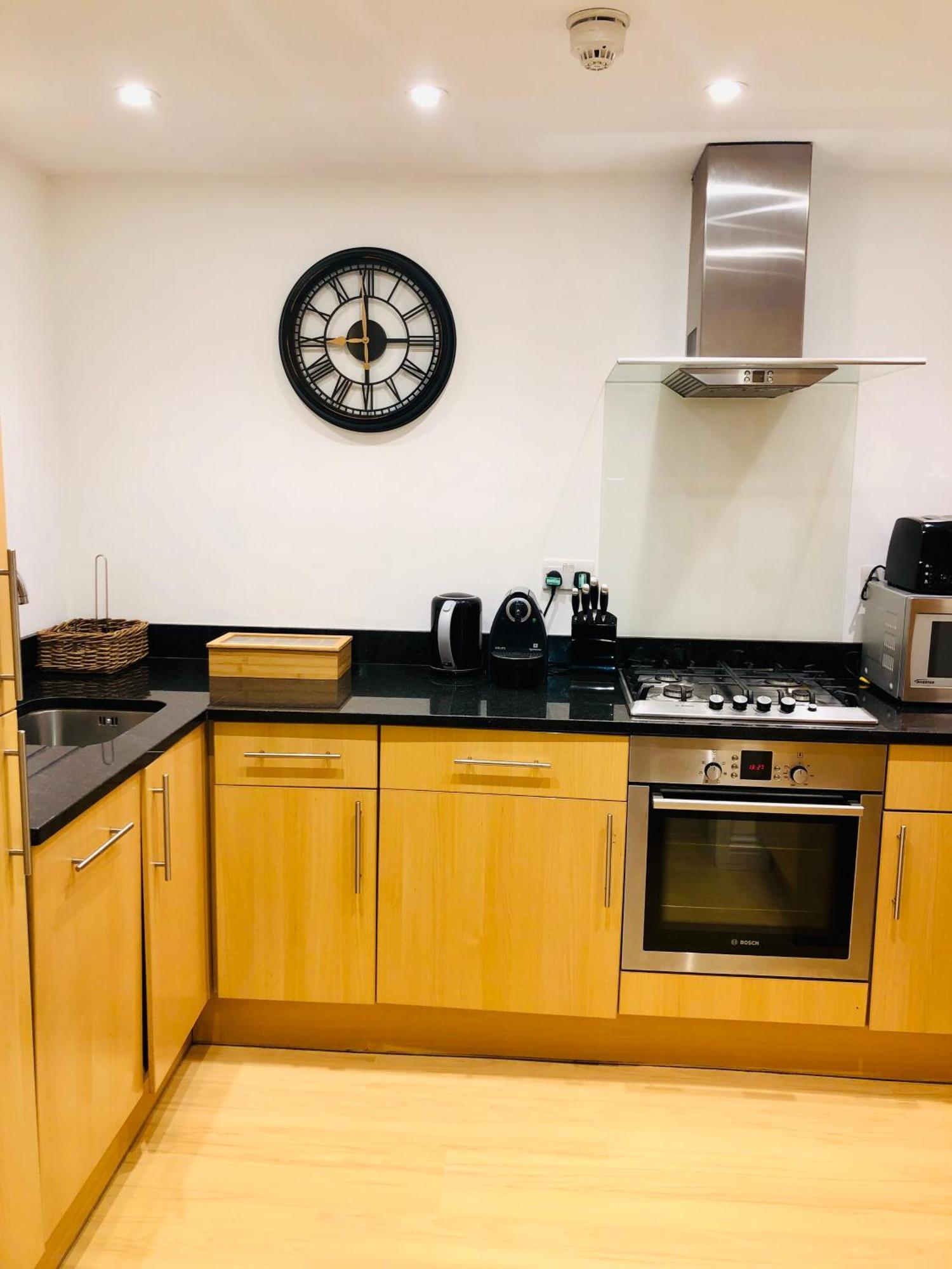 Superbly Located 2 Bedroom Luxury Apartment Бат Экстерьер фото
